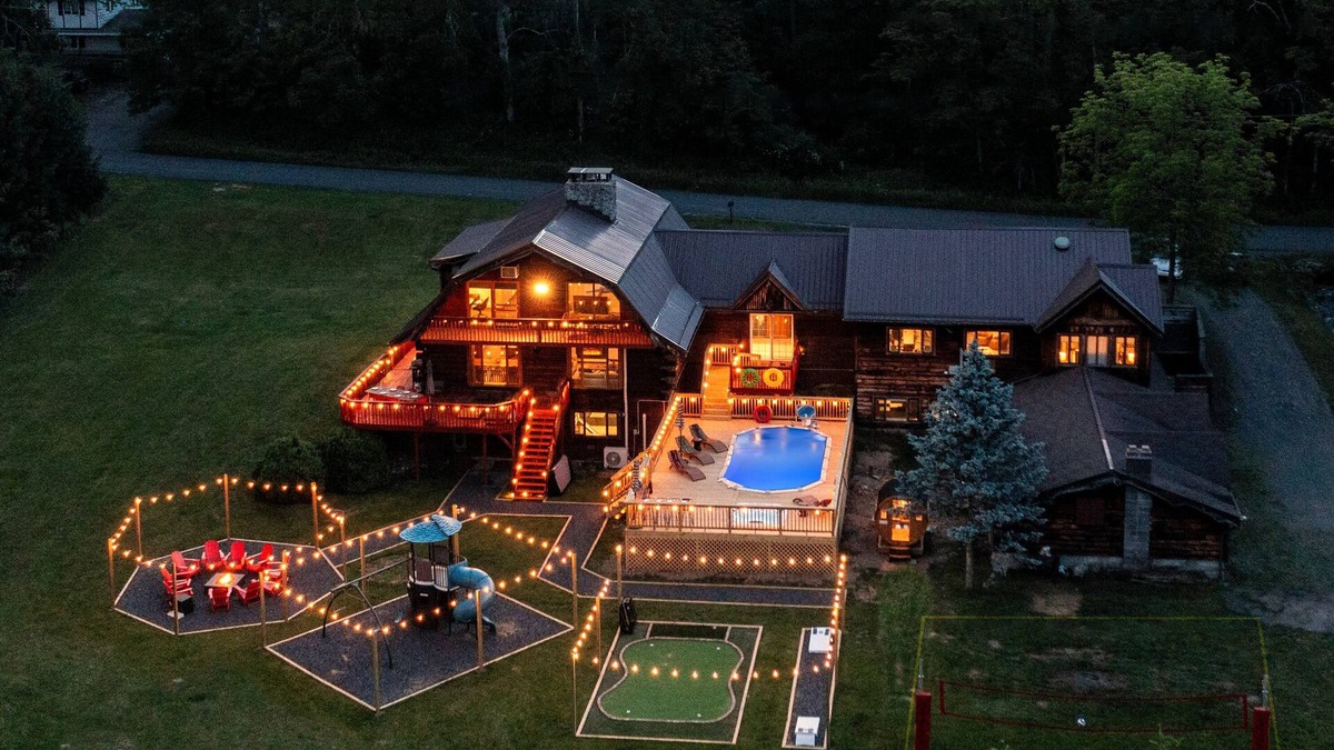 East Stroudsburg Cabin | 5BR Lux Log Mansion w Legendary Amenities & Pool!