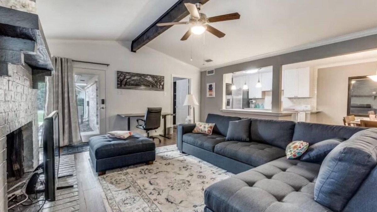 Midtown House | 5BR Retreat in Downtown OKC w/In Unit Laundry I Bathtub I Spacious Living Space I Full Kitchen 16F1