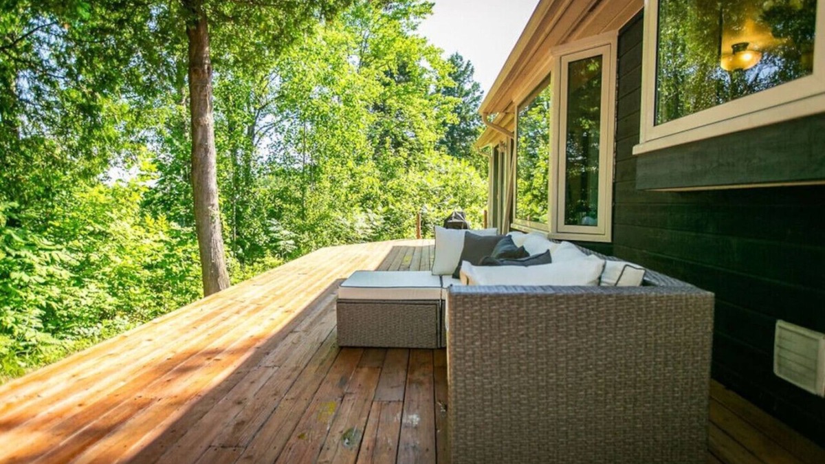 Mono House | 5BR Riverfront Retreat w/Firetable, BBQ, and Deck