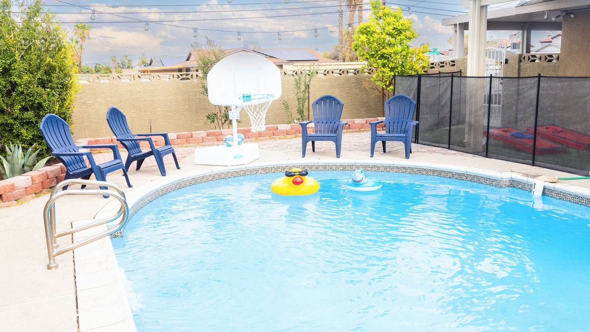 Paradise House | 5BR Vegas Getaway Pool Games BBQ Close to Strip & Airport Karaoke & Arcade