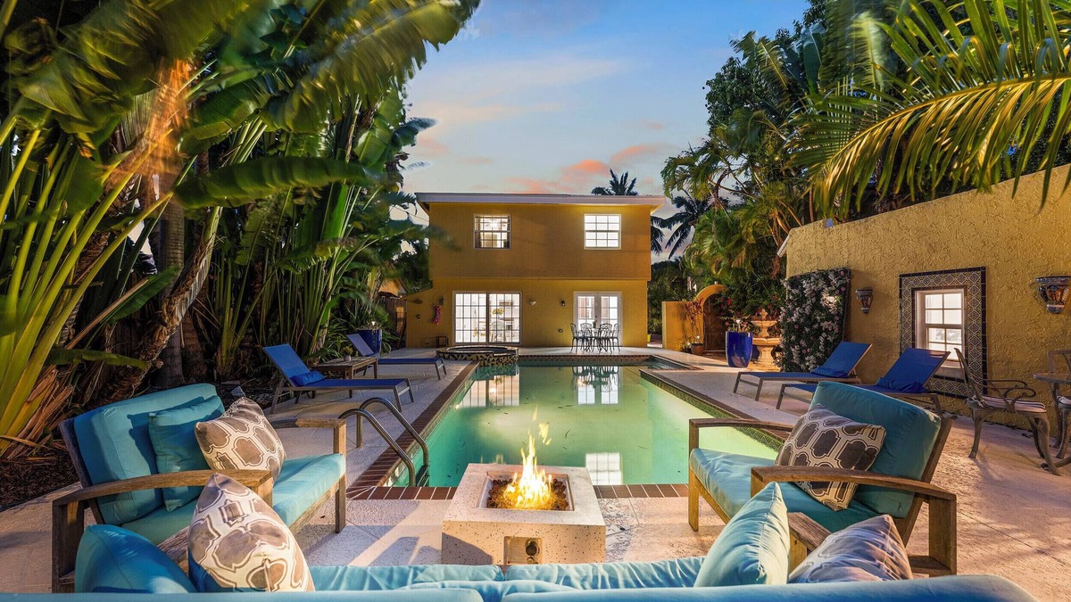 Old Northwood Villa | 5BR w/Heated Pool + Spa! 5 min to Palm Beach and Downtown!