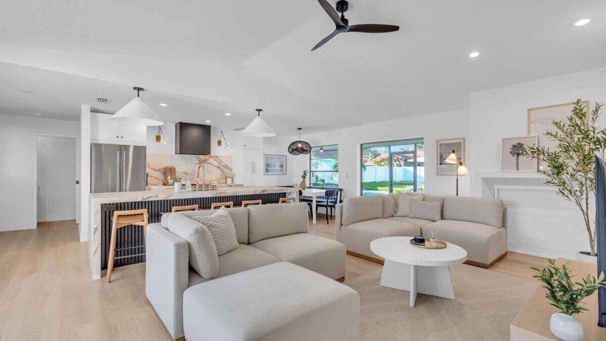 Palma Sola House | 5BR with New Heated Pool ! 6mi from AMI Beach & IMG Academy! Discount Fall Rates