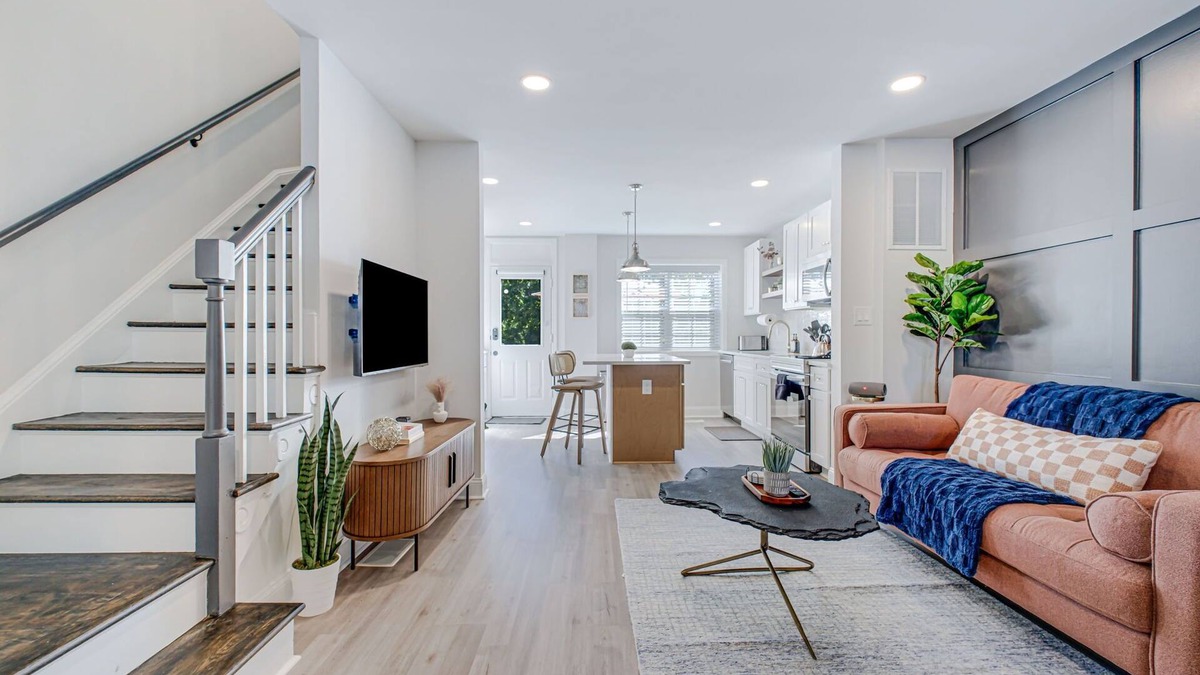 Potomac West House | 5min Walk to Metro, Level 2 EV Charger, King Beds, Smart TVs