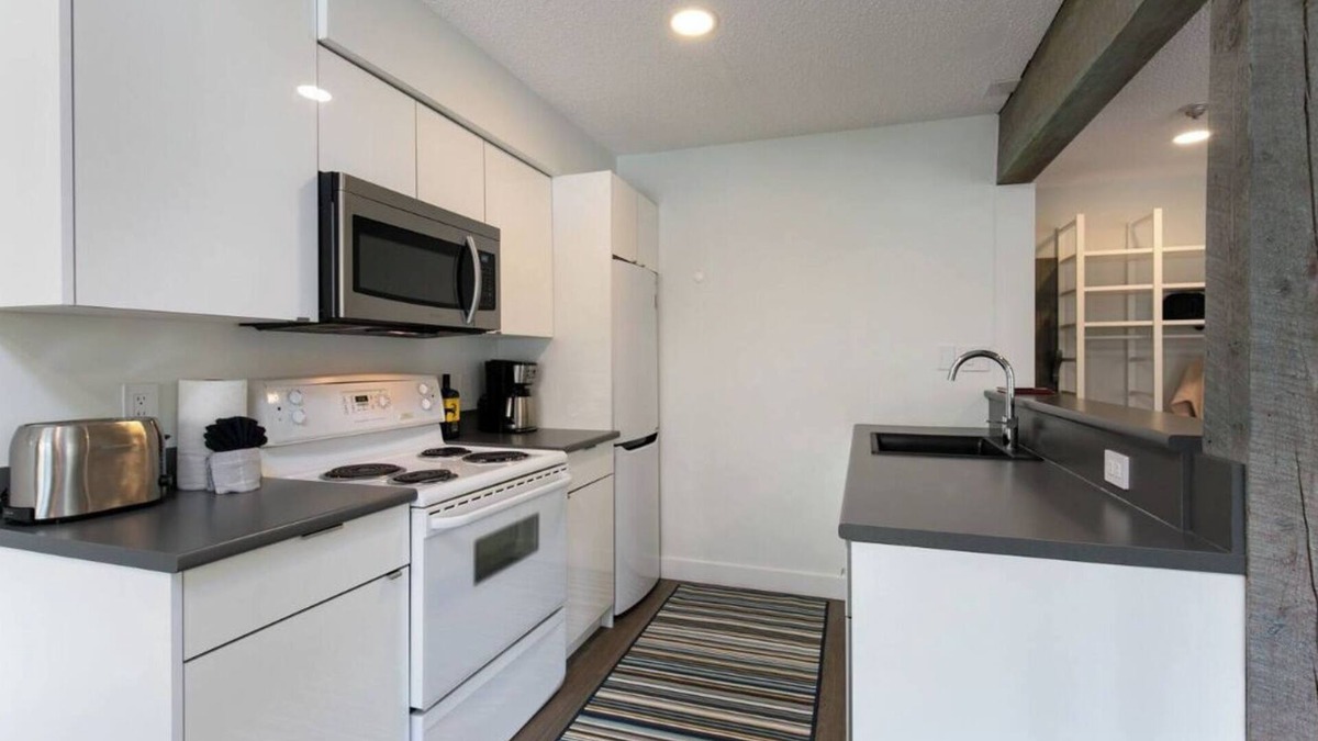 Whistler Creekside Condo | 5min Walk to Ski Bike/Creekside Gondola/Free Parking Hot tub /Pool, Bring Pet