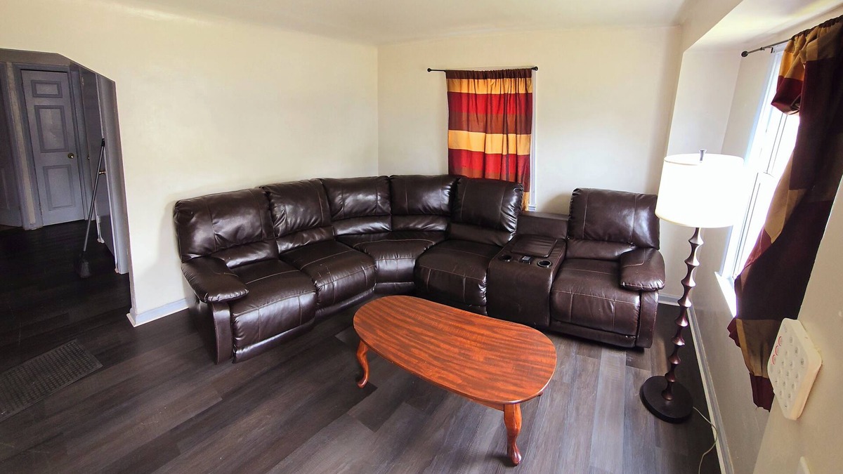 Detroit House | 5mins Drive to Detroit Zoo 3 bedrooms 2 full bath