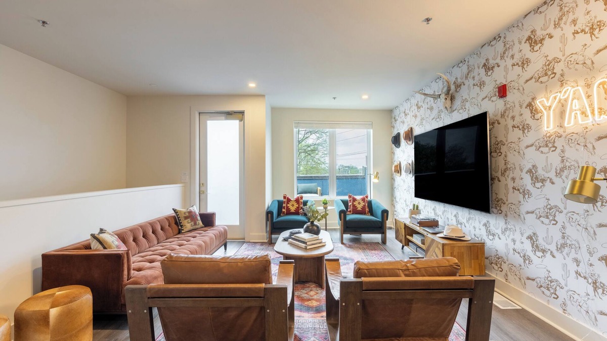 Five Points House | 5mins to Downtown! NEW 3BDR Group Suite w/Balcony