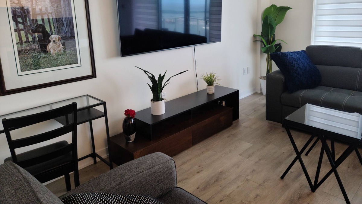 Central Waterfront House | 5minutes walk to the beach and boat rides & Jet skis to Toronto Island park