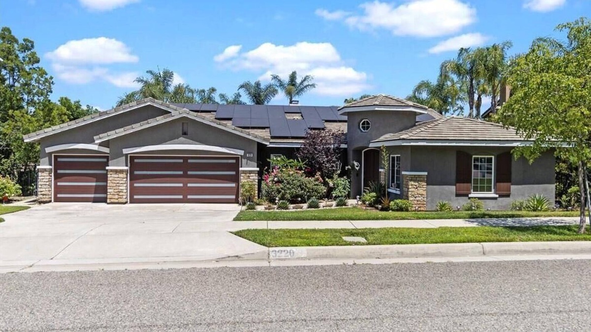 Corona House | 5star Home in Dos Lagos area-~Ideal to accommodate large groups, vacation home!