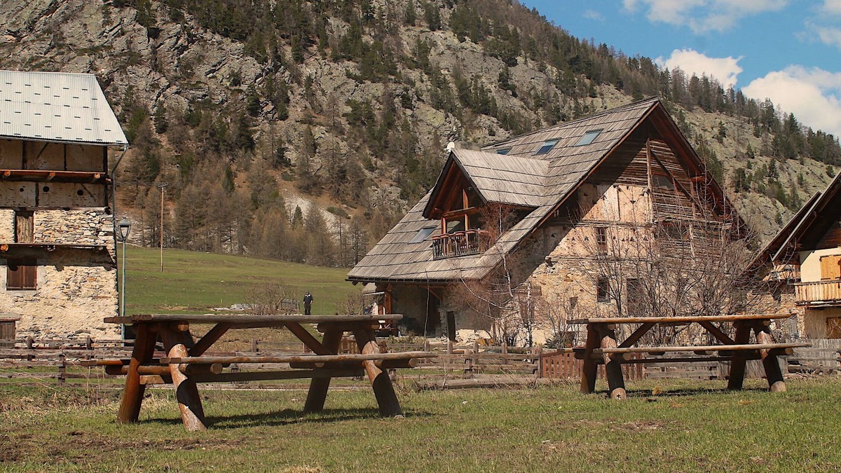 Cervieres Ski Chalet | 6/7-person chalet with fireplace, sauna and Jacuzzi. Serre Chevalier Valley