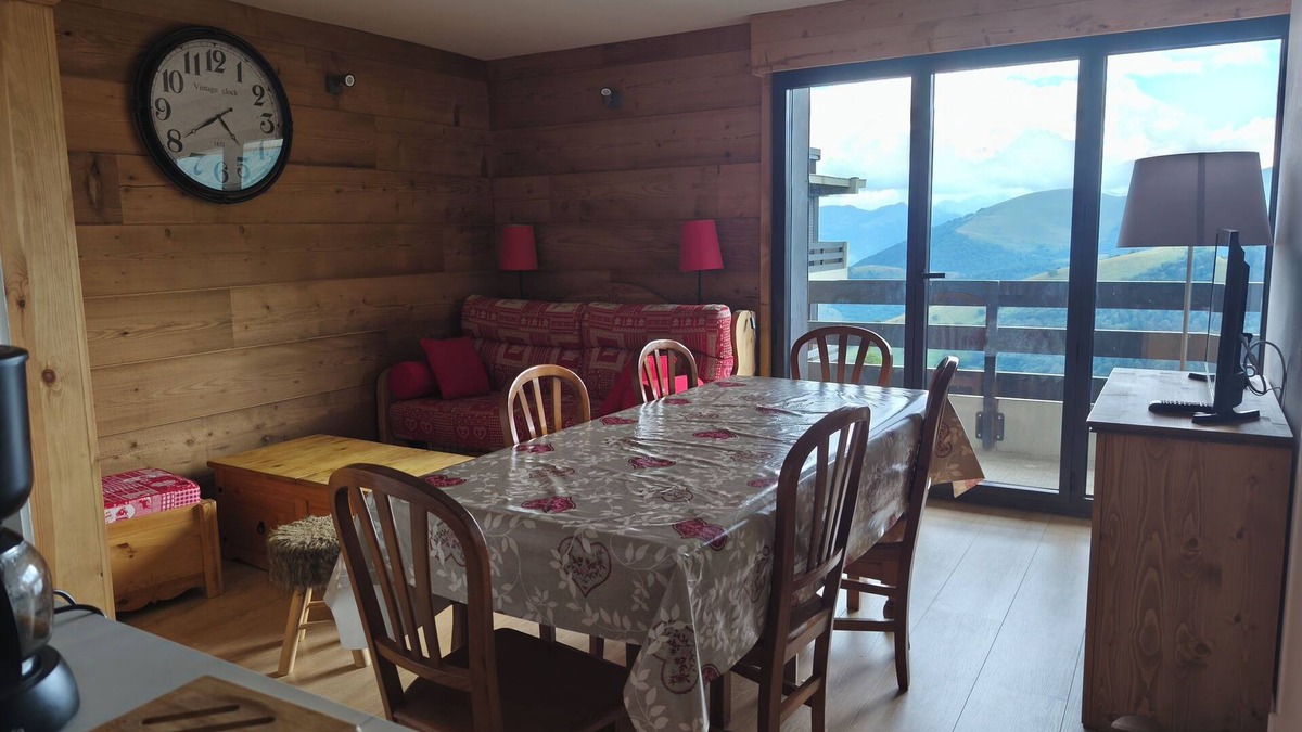 Gouaux-de-Larboust Apartment | 6-8 person apartment at the foot of the slopes in Peyragudes on the Les Agudes side.