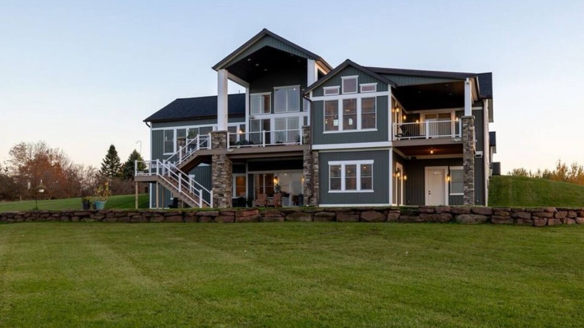 Ontario City House | 6 acre estate in Ontariowith lake views