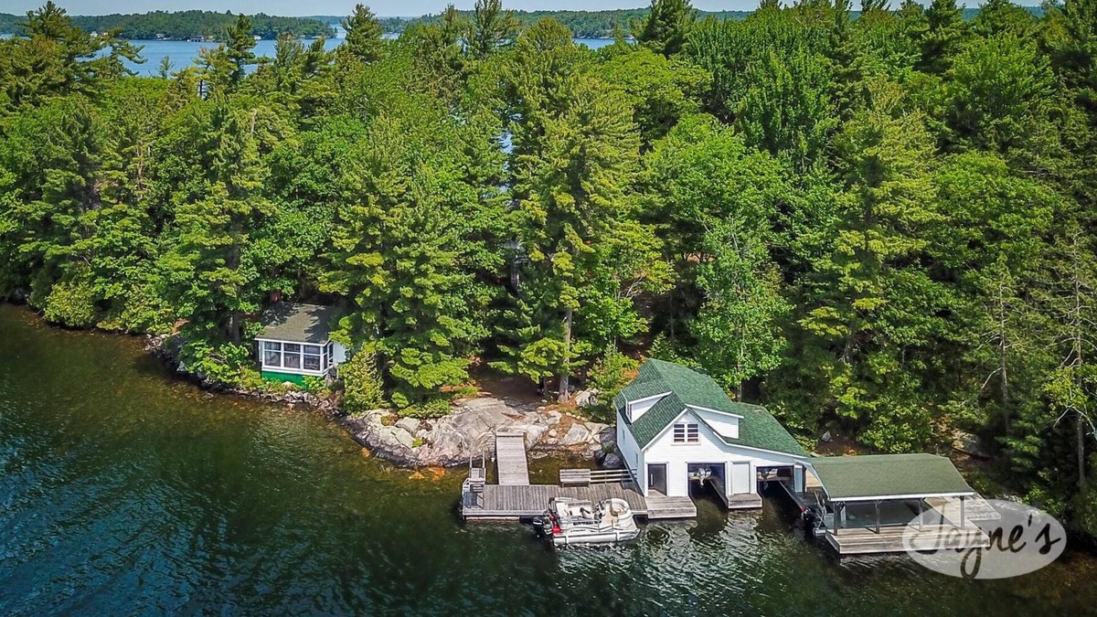 Muskoka Lakes Cottage | 6 bdrm, 5 bath, Old Muskoka, Rare sandy walk in! 800' frontage! Lake Joe!