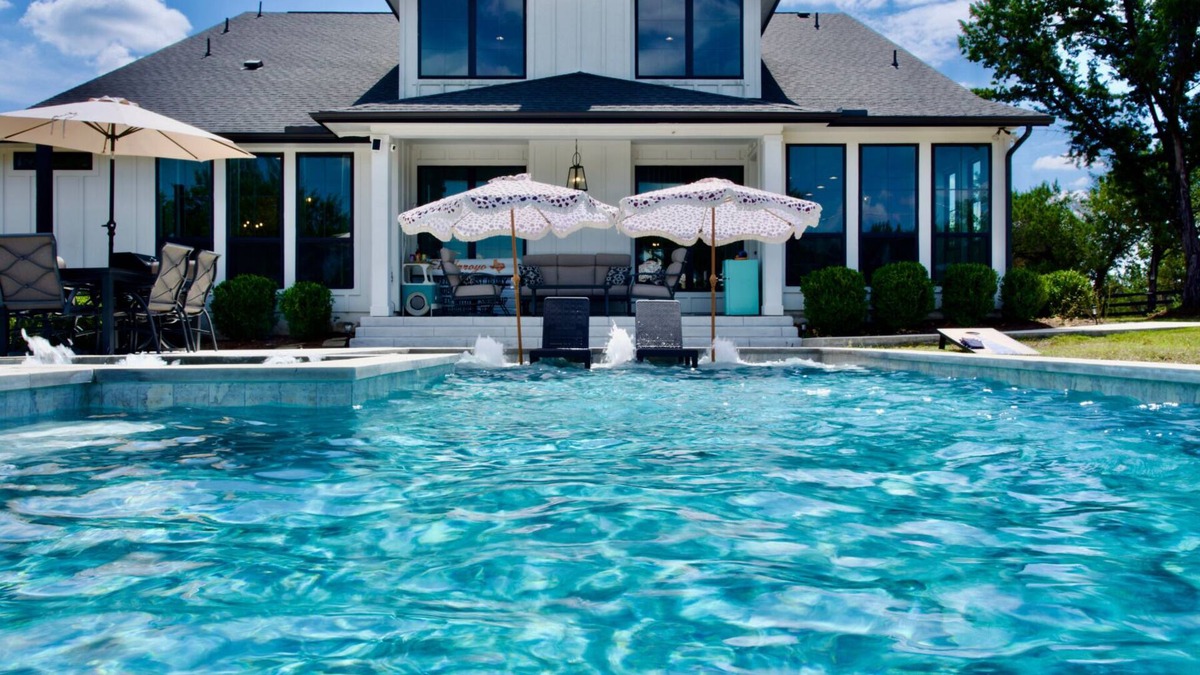 Austin House | 6 BDRM Hill Country Retreat w/Pool & Hot Tub
