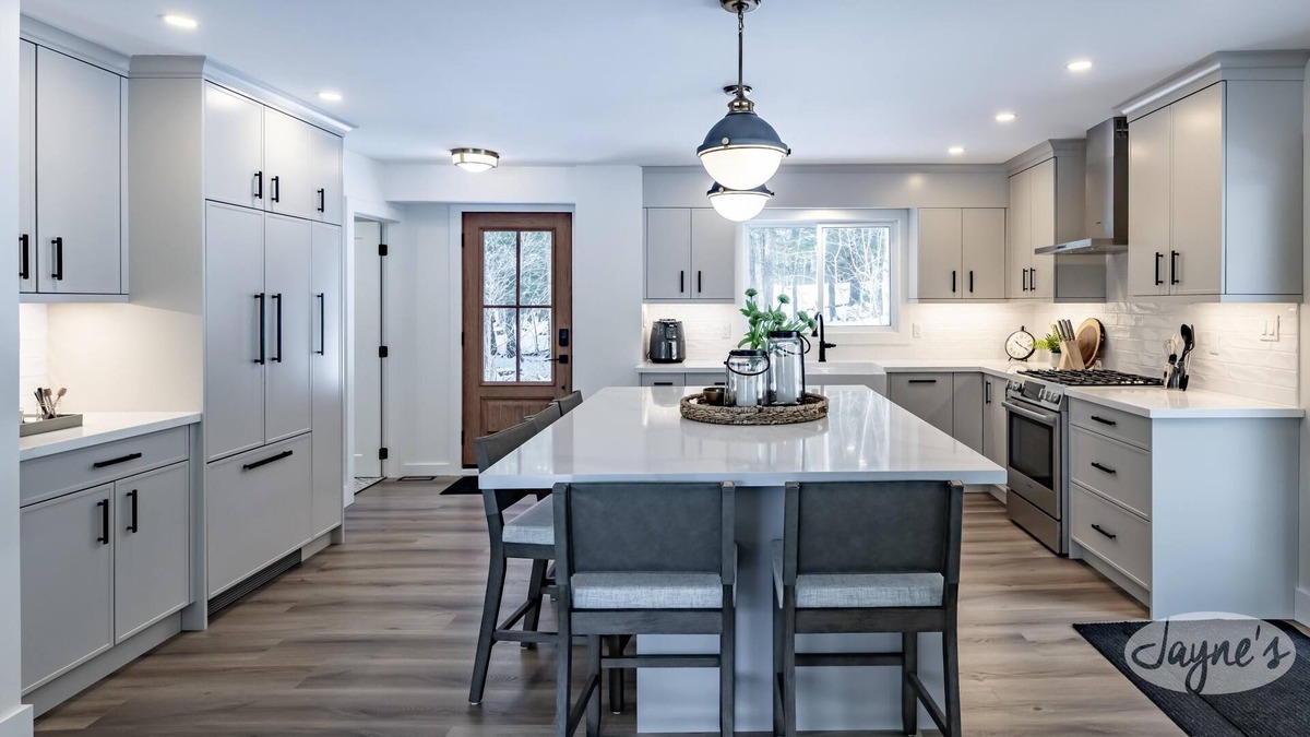 Torrance Cottage | 6 bed 4 bath cottage in private setting on Lake Muskoka