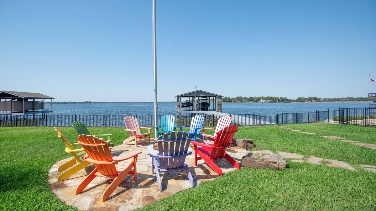 Cedar Creek Reservoir House | 6 Bed 6 Bathroom!Stunning Oasis on the shores of Cedar Creek Lake
