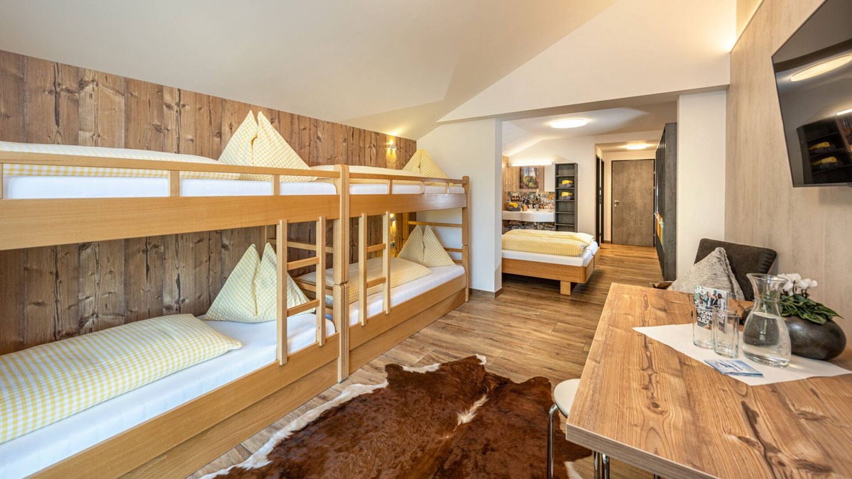 Alpendorf Apartment | 6 Bed Family Room Standard without Balcony