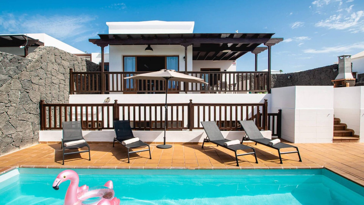 Playa Blanca Villa | 6 Bed Holiday Villa | Heated Pool | Hot Tub | Beach & Waterparks | Playa Blanca