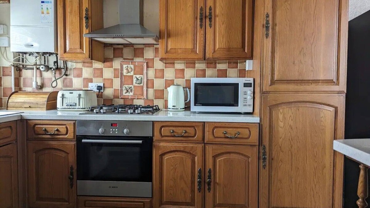 Cathays House | 6 Bed - Sleeps 10 Lake, Green Spaces & Central