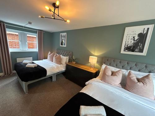 Nantwich House | 6 Bed, Sleeps 14, En-suites & Parking