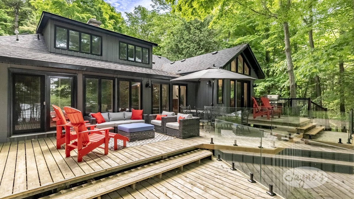 Oro-Medonte Cottage | 6 bedroom 4 bathroom cottage on Bass Lake near Orillia