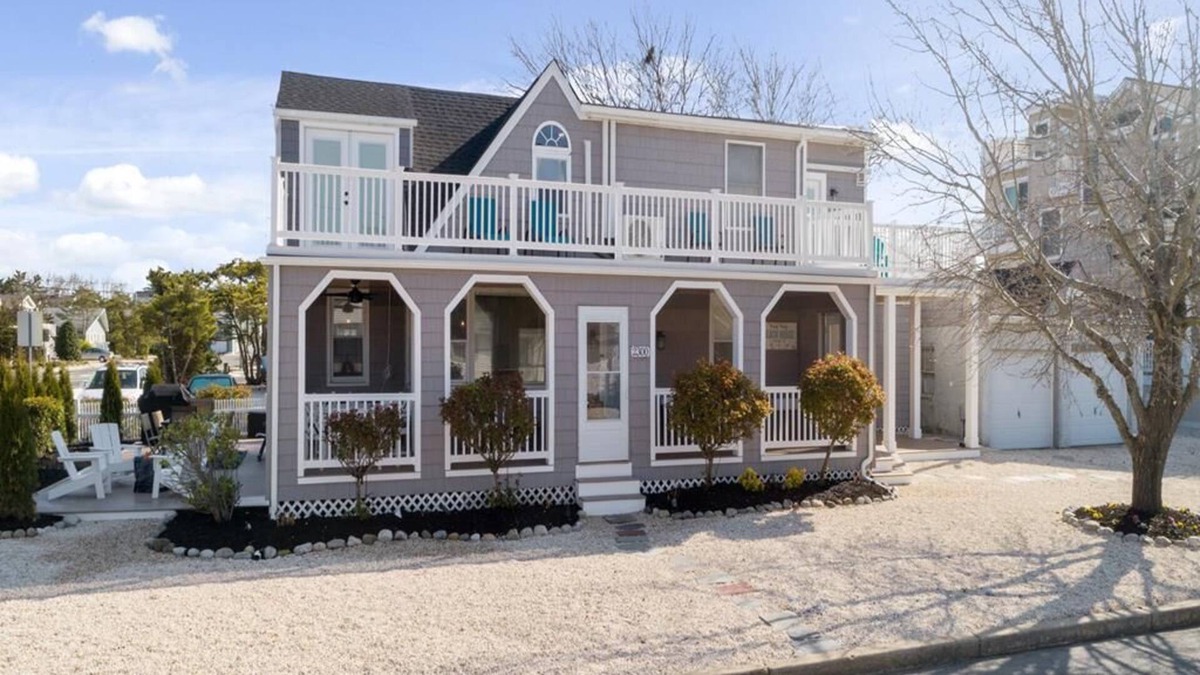 North Beach House | 6 bedroom accommodation in Surf City