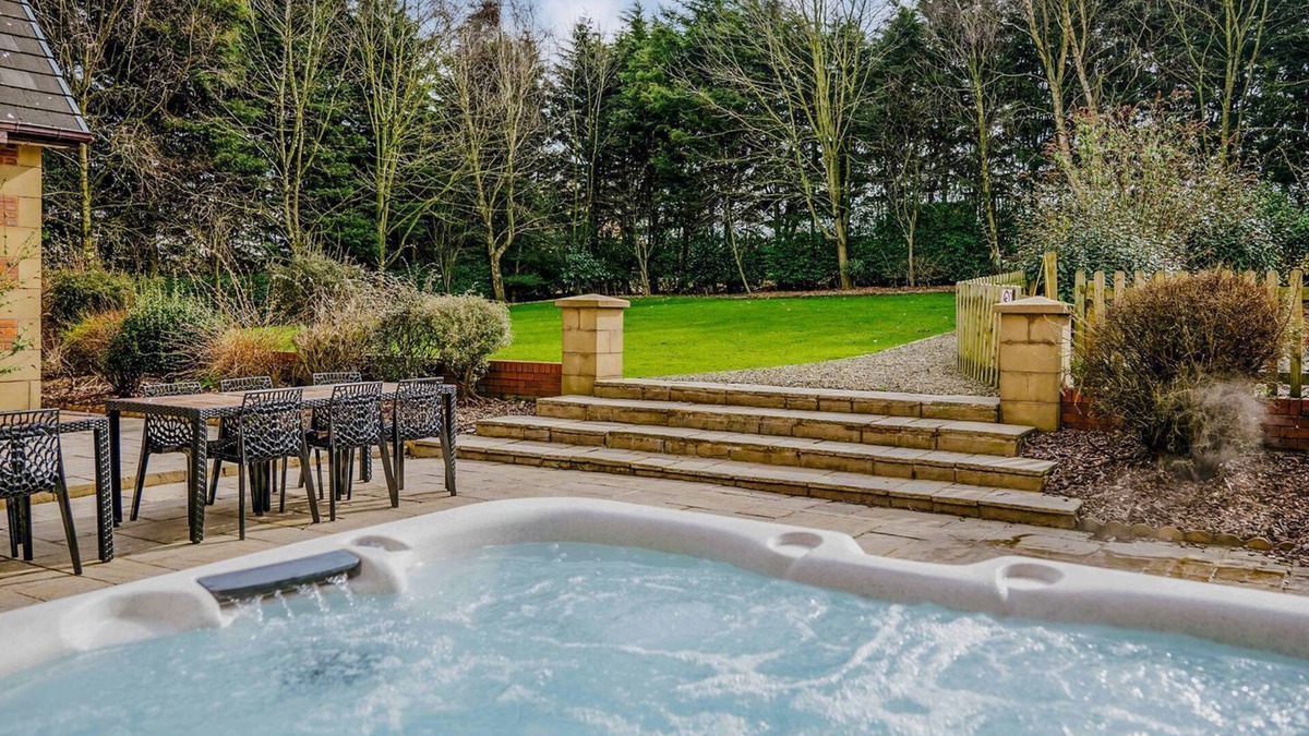 Wesham Cottage | 6 bedroom accommodation in Weeton, near Blackpool