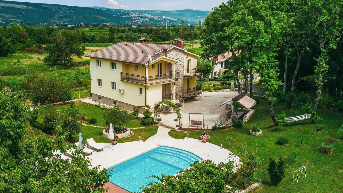 Prolozac House | 6 bedroom awesome home in Grubine