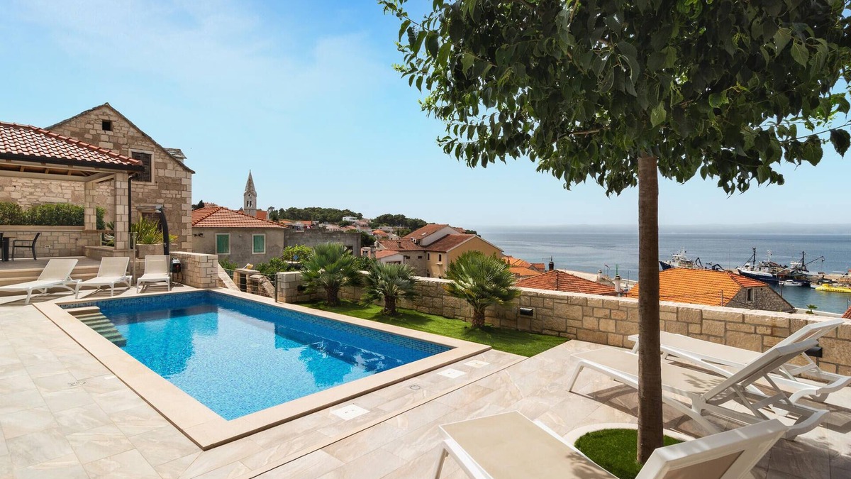 Sumartin House | 6 bedroom awesome home in Sumartin