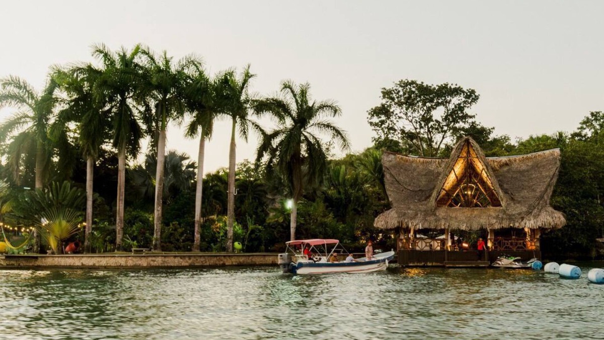 Rio Dulce Ski Chalet | 6-bedroom chalet in welcoming Izabal Department with AC, WiFi