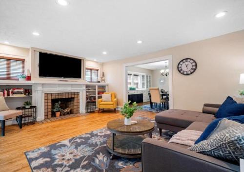 Cleveland House | 6 Bedroom Entire Duplex for Large Groups