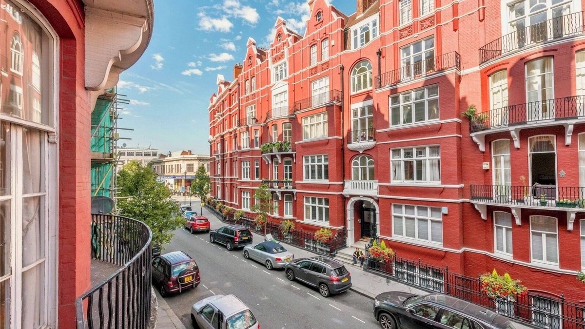 St. Johns Wood Apartment | 6 Bedroom High Ceiling Hyde Park Flat