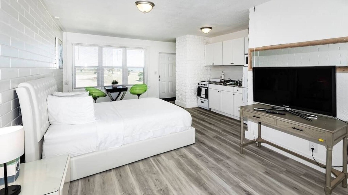 Breakers Bed & Breakfast | 6 Bedroom Hotel W/ Beach Access!