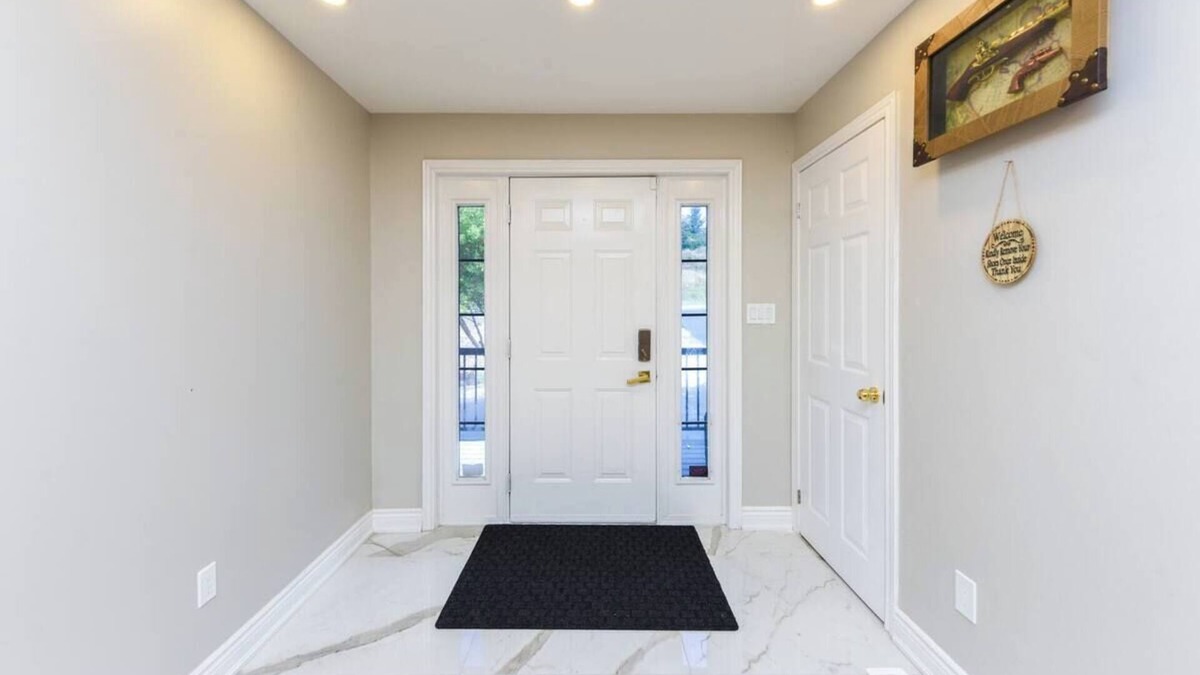 Caledon House | 6-bedroom house in enchanting Caledon Village with WiFi, AC, fitness equipment