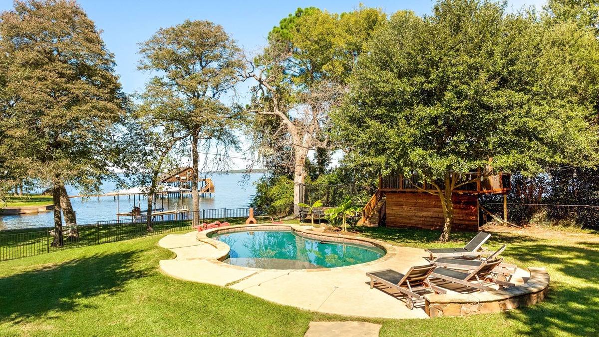 Cedar Creek Reservoir House | 6-Bedroom Lakehouse with Pool/Basketball/Mini-Pickleball/PingPong/X-Box