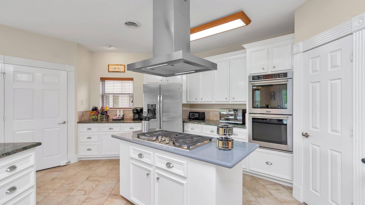 Humble House | 6-Bedroom Lakeside Escape: 25 Min to Downtown LS