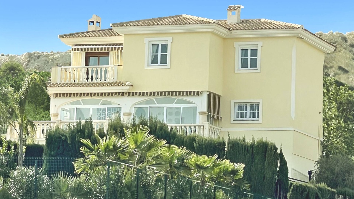 Hoya de los Patos Villa | 6 Bedroom Luxury Villa ,6 seater Jacuzzi & heated pool . 18 guests max