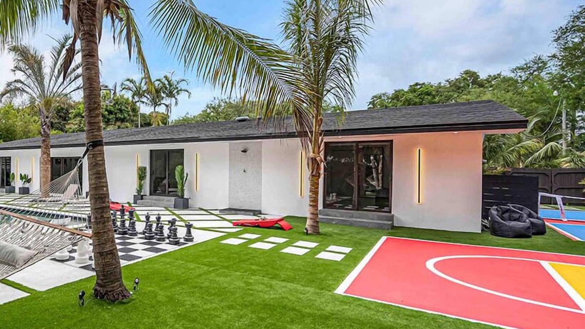 North Miami Villa | 6 Bedroom Miami Getaway Paradise Gated Parking