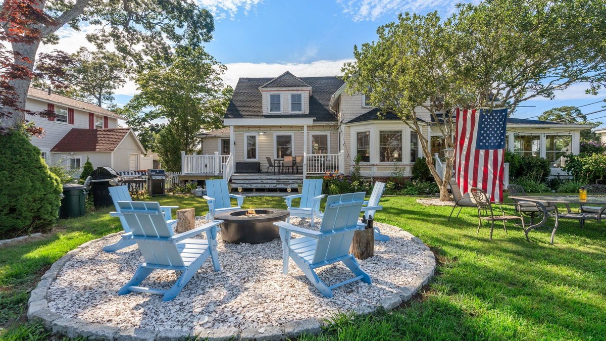 Onset House | 6-bedroom Oasis house in Onset w/HUGE backyard, Firepit, Wifi, & work desk