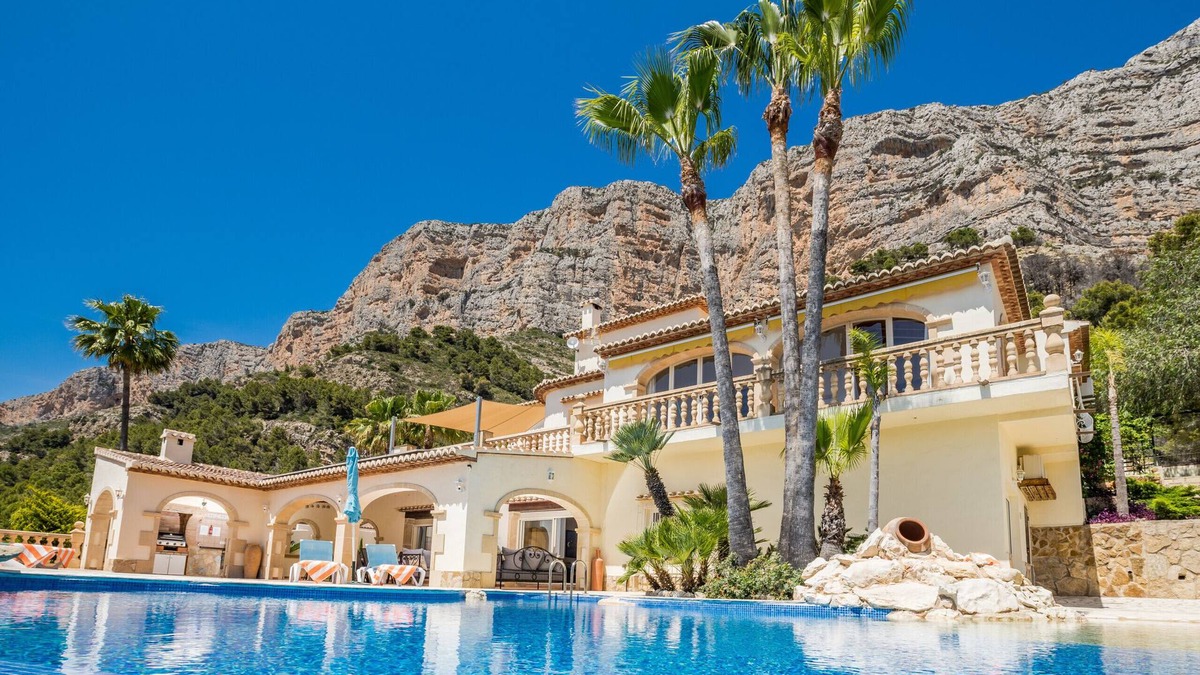 Montgo de Toscamar Villa | 6 Bedroom Villa with Infinity Pool