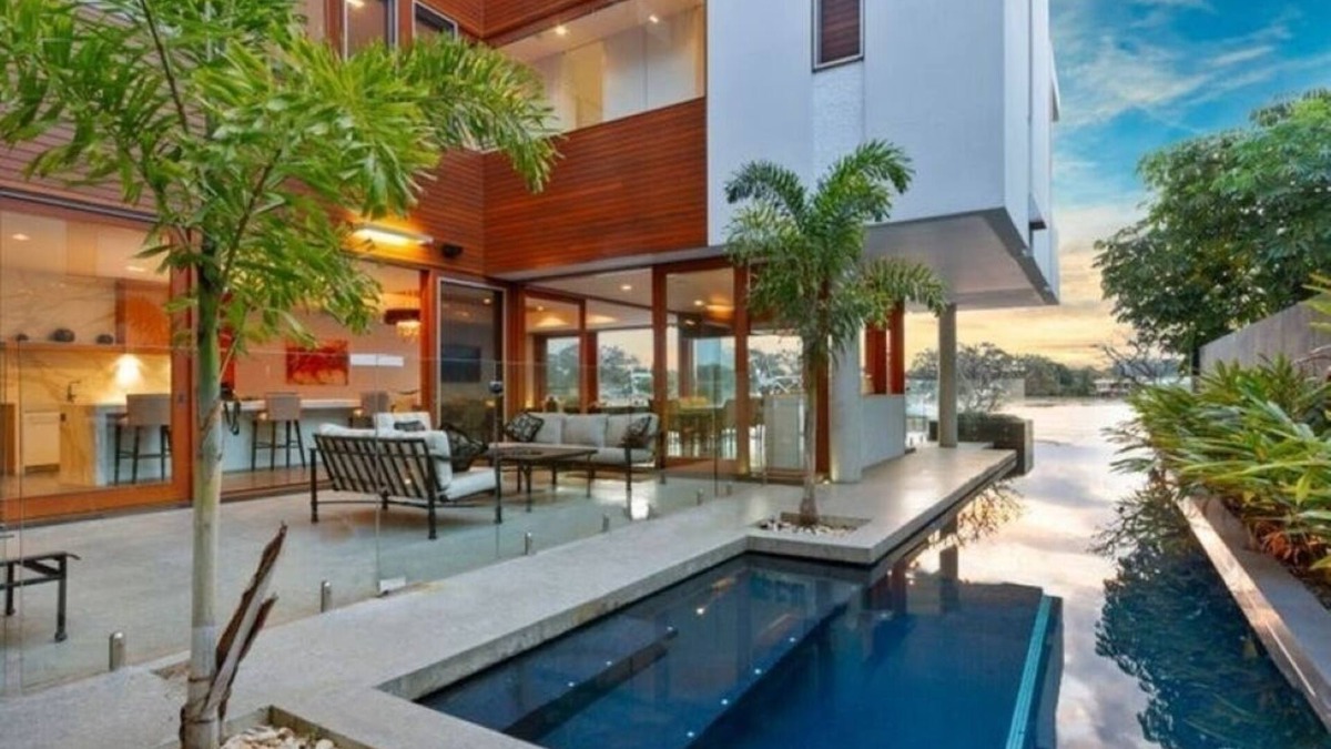 Surfers Paradise House | 6 Bedroom Waterfront Masterpiece