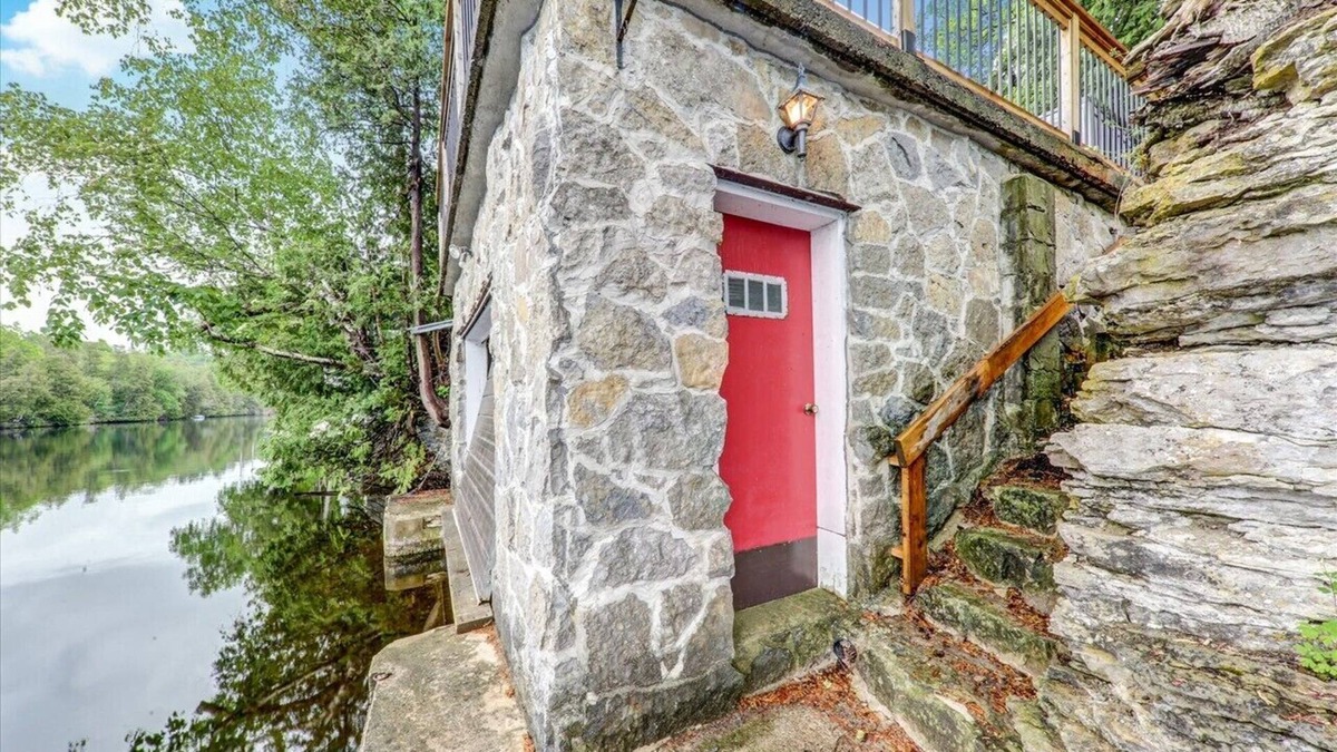 Fenelon Falls Cottage | 6 bedroom waterfront cottages in Fenelon falls ,