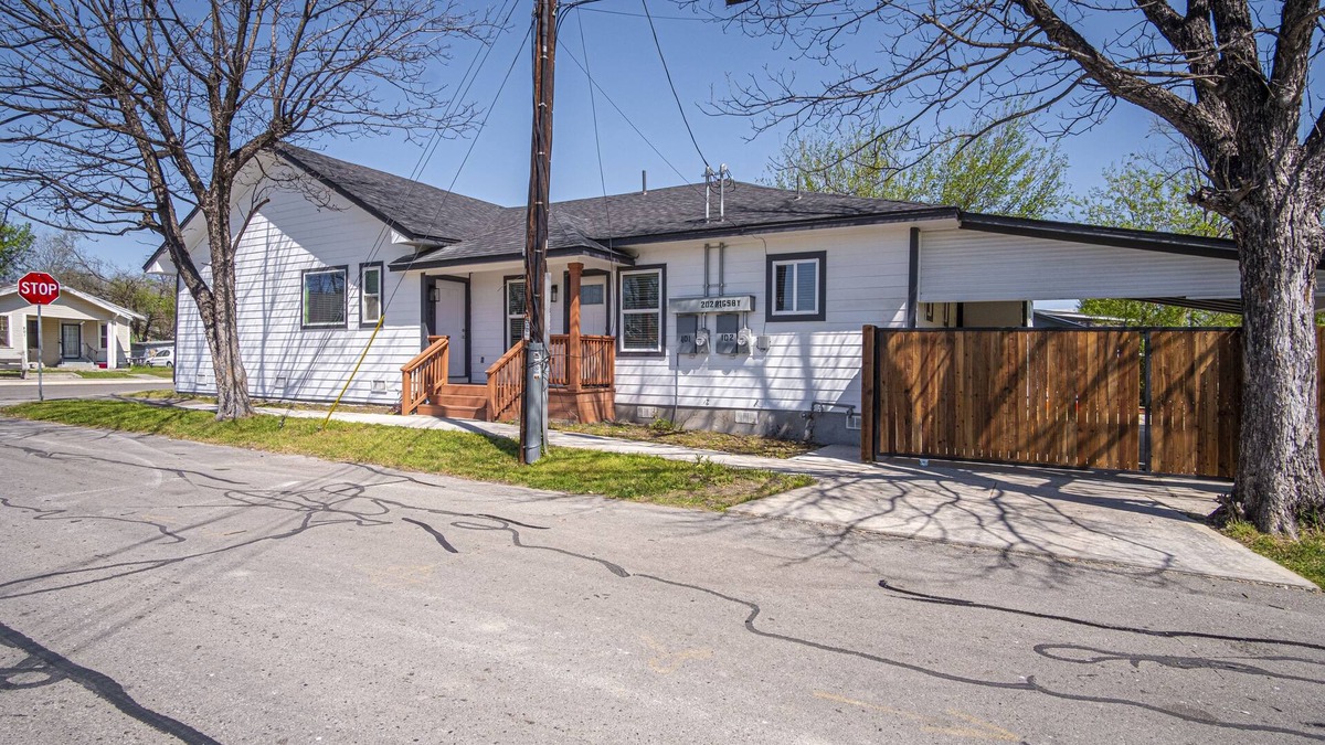 Highland Park House | 6-Beds 3BDRM & 2Bath Close prox. to Downtown. Full Kit,Ldry, & cvred parking