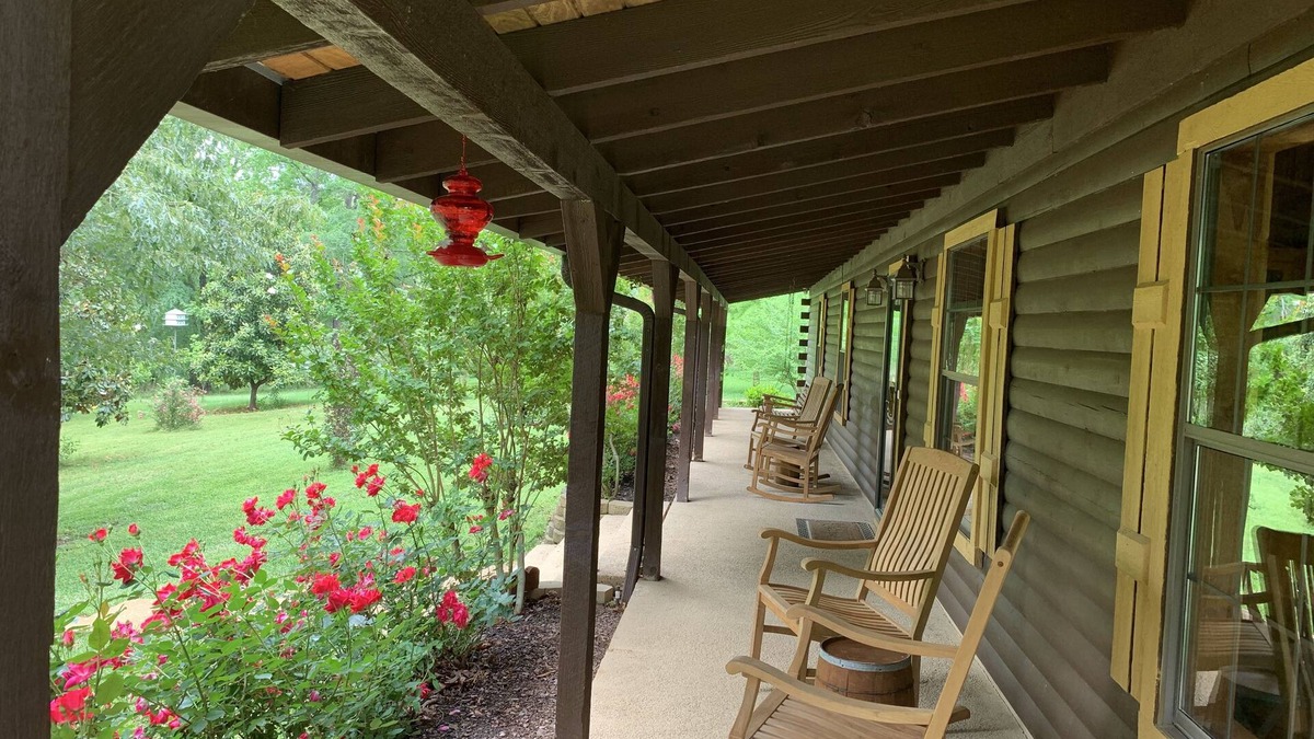 Gladewater Cabin | 6 BR Log Home in Piney Woods of East TX with hot tub and POND
