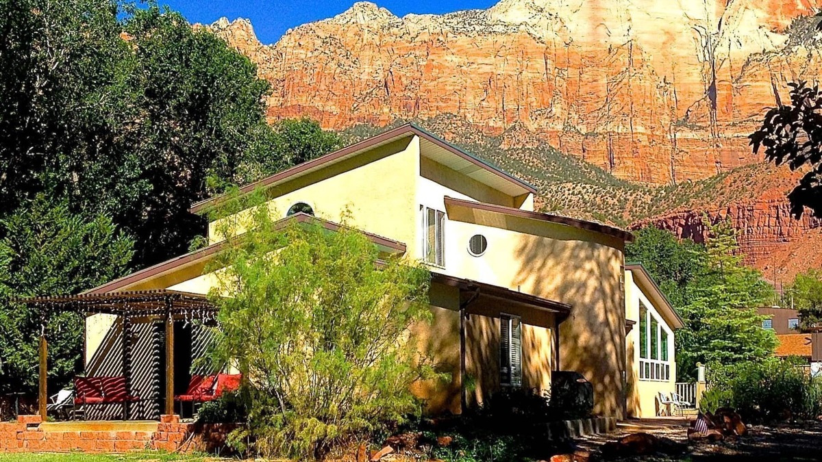 Zion National Park South Entrance House | 6 BR Villa Downtown in Springdale 1.2 mi from ZNP Sleeps 14 Free parking 6 cars