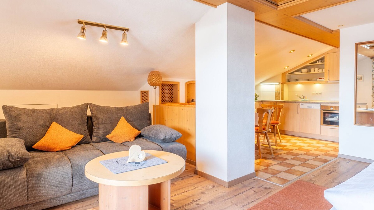 Blindau Apartment | (6) Dachstudio: Zwei-Raum-Ferienwohnung 50qm, Dusche/WC, Extra-Schlafzimmer, Küche, 2 Balkon