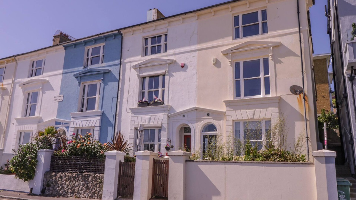 Folkestone Cottage | 6 GLOSTER TERRACE, pet friendly, with open fire in Sandgate