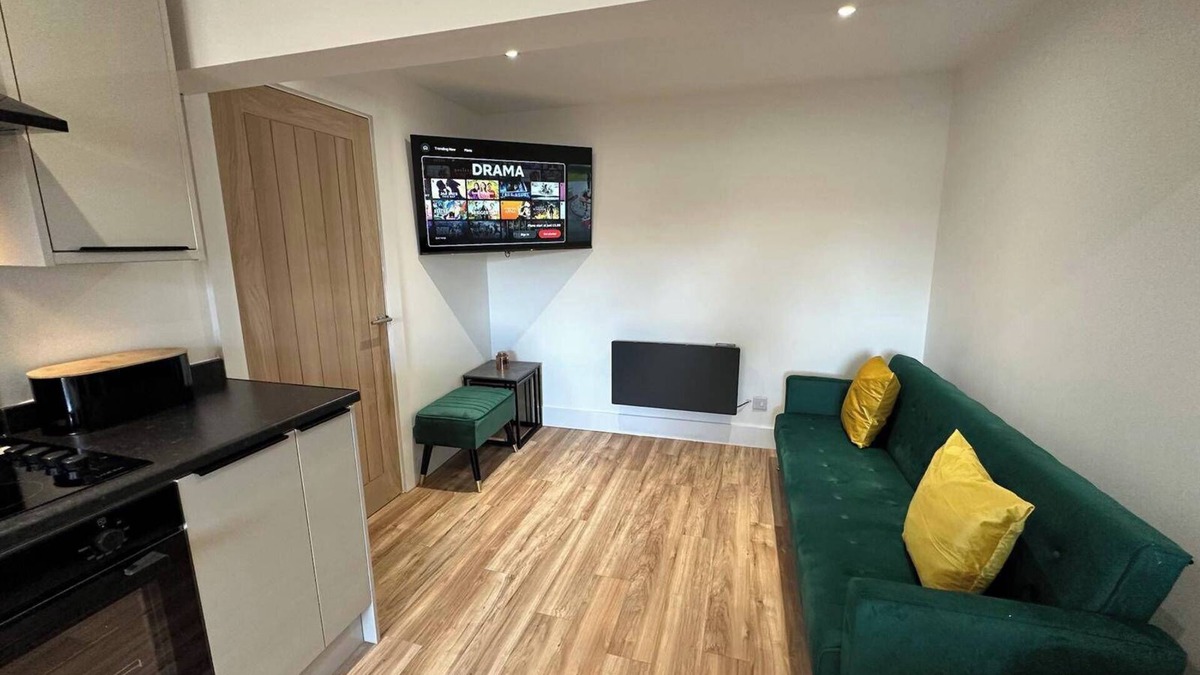 Old Trafford Apartment | 6 Guests-Free Parking-20min Manchester City Centre