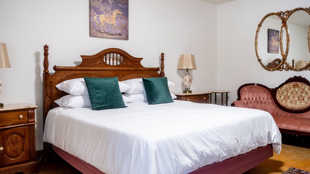 Brenham Apartment | #6: King Suite on 73 acres - Horse Oasis -12bd Inn - Brenham -10min to Round Top