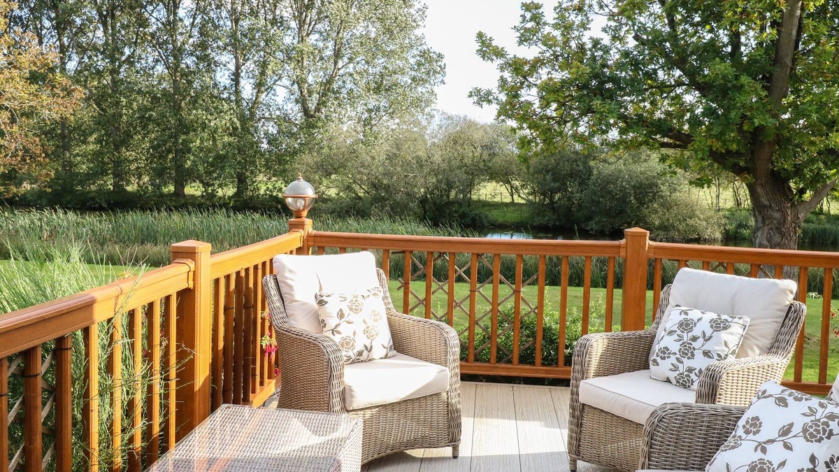 Haveringland Cottage | 6 LAKEVIEW, pet friendly, with a garden in Reepham, Norwich