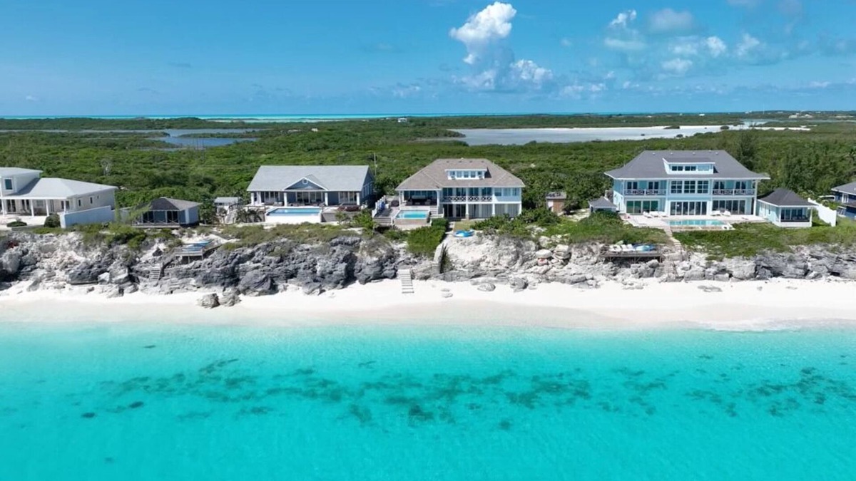 Forbes Hill House | 6 Large Bedrooms, 6.5 Bathrooms, Large Infinity Pool!